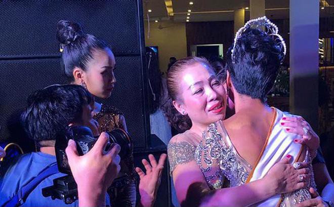 Vừa ngầm tố HHen Niê mặc váy nhái, NTK Chung Thanh Phong đã rút lại vì không muốn đẩy sự việc xa hơn